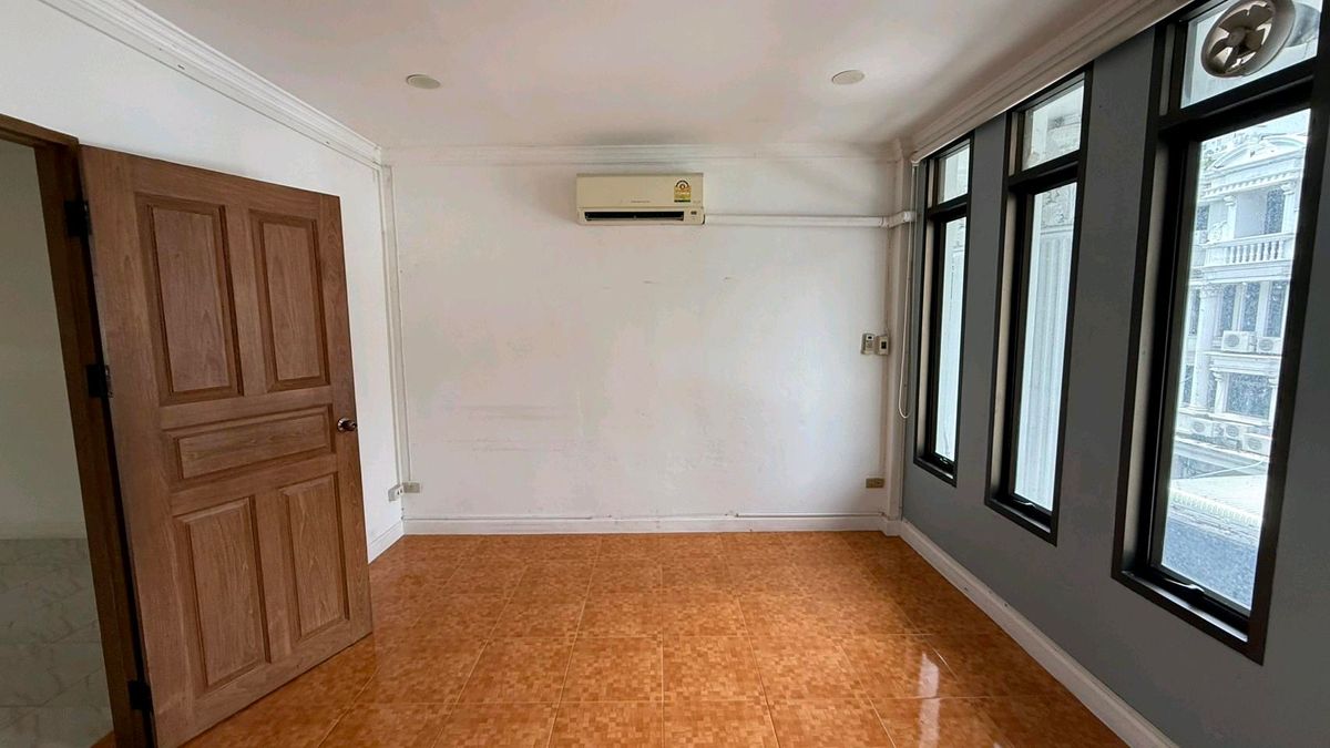 For SaleShop HouseSukhumvit, Asoke, Thonglor : Commercial Building for Sale – Ekkamai4 Floors | Fully Renovated | Land 17.2 sq.wah | THB 17 Million