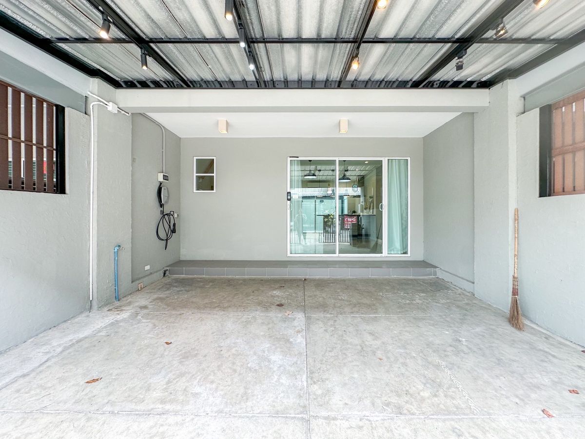 For SaleTownhomePattanakan, Srinakarin : 🏡✨ Patio Phatthanakan 38 Renovate! Beautiful built -in kitchen! There are all air conditioners! ✨🏡