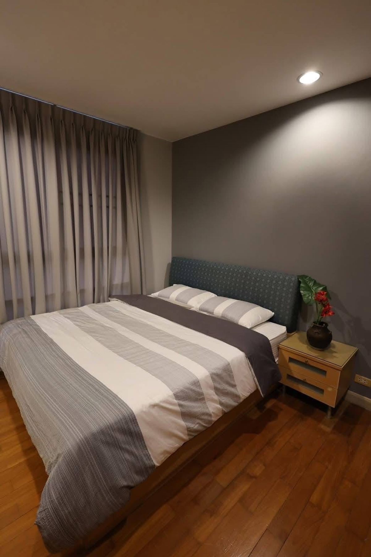 For RentCondoRatchathewi,Phayathai : Pathumwan Resort 2BED 1Bath. Furniture near BTS Phayathai. Convenient transportation.