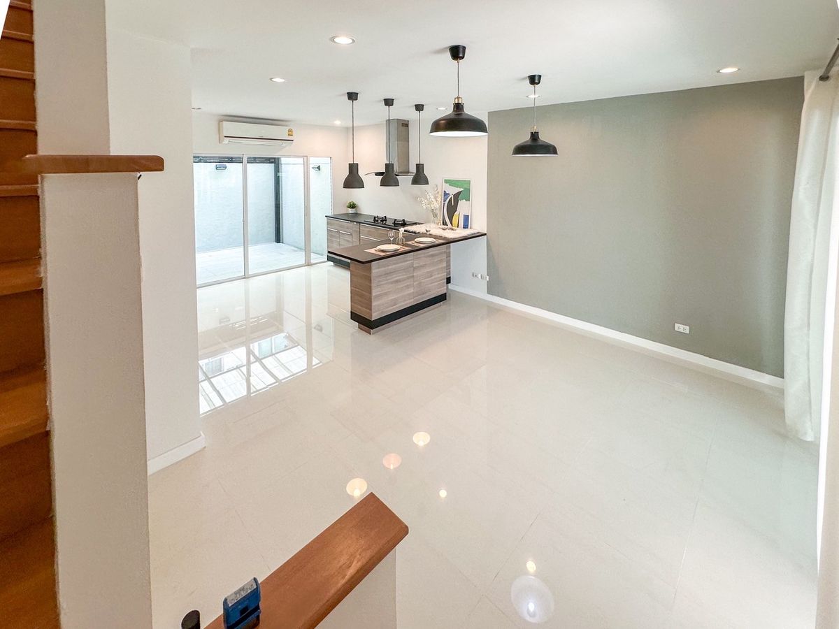 For SaleTownhomePattanakan, Srinakarin : 🏡✨ Patio Phatthanakan 38 Renovate! Beautiful built -in kitchen! There are all air conditioners! ✨🏡