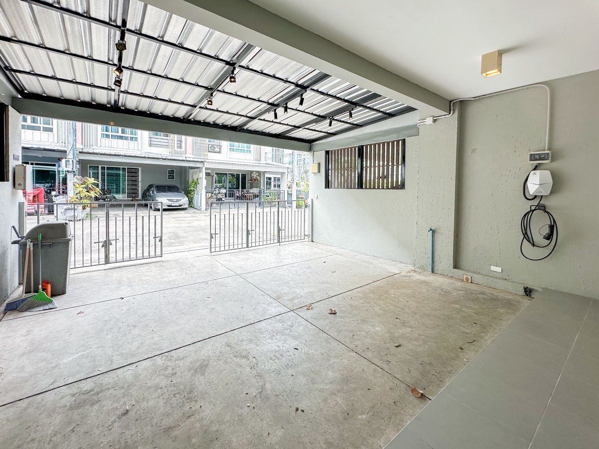 For SaleTownhomePattanakan, Srinakarin : 🏡✨ Patio Phatthanakan 38 Renovate! Beautiful built -in kitchen! There are all air conditioners! ✨🏡