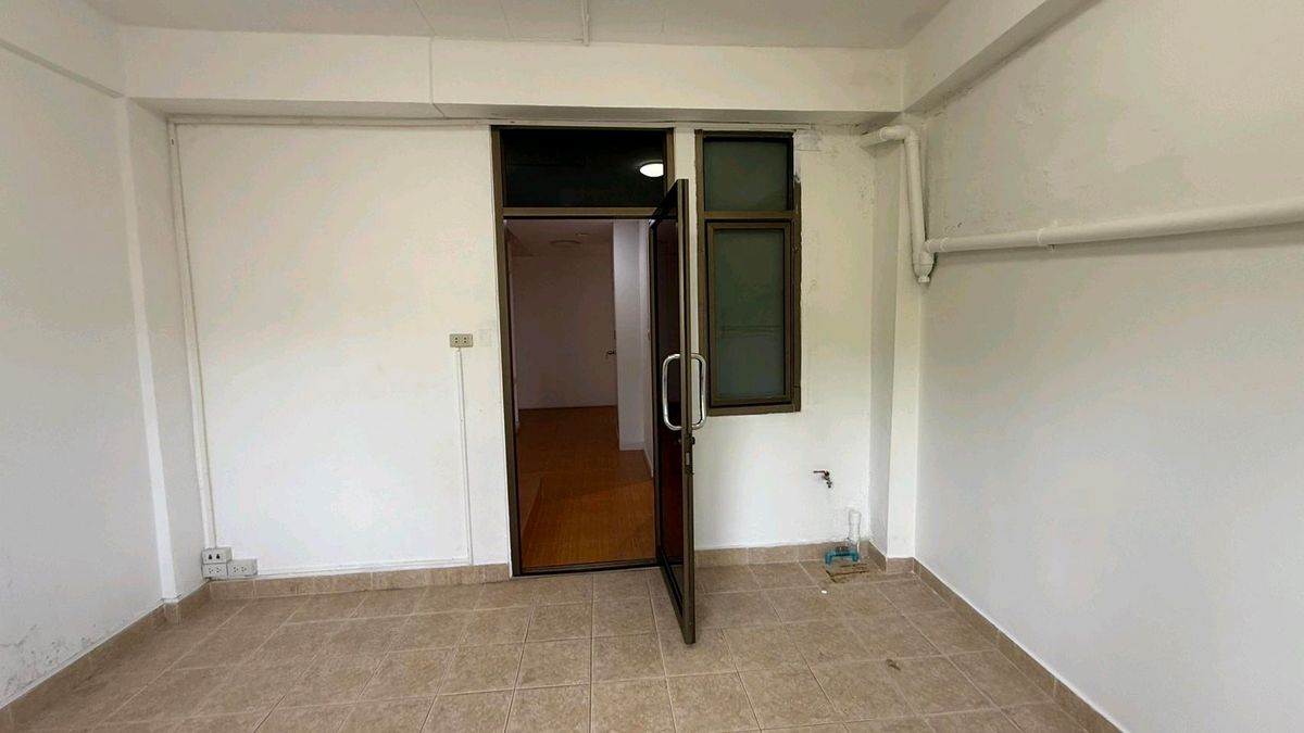 For SaleShop HouseSukhumvit, Asoke, Thonglor : Commercial Building for Sale – Ekkamai4 Floors | Fully Renovated | Land 17.2 sq.wah | THB 17 Million