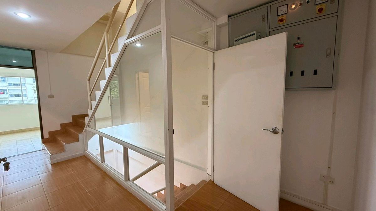 For SaleShop HouseSukhumvit, Asoke, Thonglor : Commercial Building for Sale – Ekkamai4 Floors | Fully Renovated | Land 17.2 sq.wah | THB 17 Million