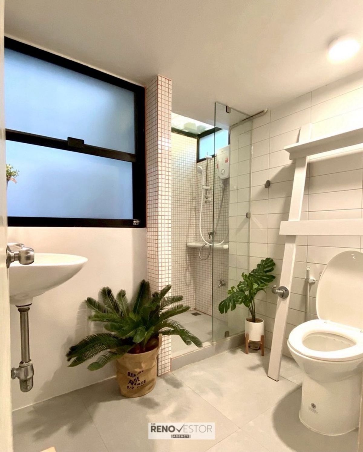 For RentHouseSukhumvit, Asoke, Thonglor : 📢👇 Stylish townhome in the heart of Ekkamai, just a short walk to BTS. Surrounded by popular restaurants & cafes, leading schools, and top lifestyle destinations.