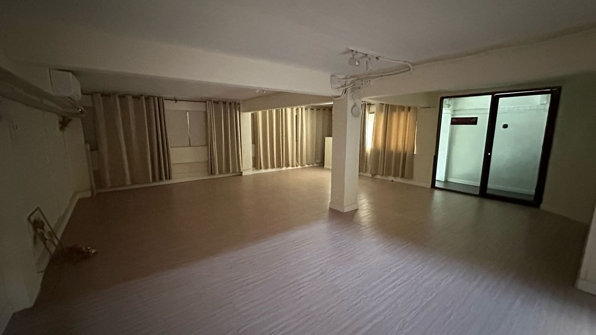 ให้เช่าร้านค้า/ตลาดนัดสุขุมวิท อโศก ทองหล่อ : 🏢 ให้เช่าพื้นที่ 2 ชั้น ทำเลเอกมัย พื้นที่ใช้สอยรวม: 216 ตร.ม.เหมาะสำหรับทำ ร้านเสริมสวย | ร้านอาหาร | คลินิก | สปา