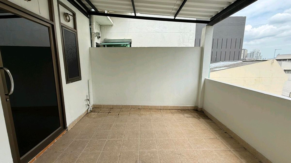 For SaleShop HouseSukhumvit, Asoke, Thonglor : Commercial Building for Sale – Ekkamai4 Floors | Fully Renovated | Land 17.2 sq.wah | THB 17 Million