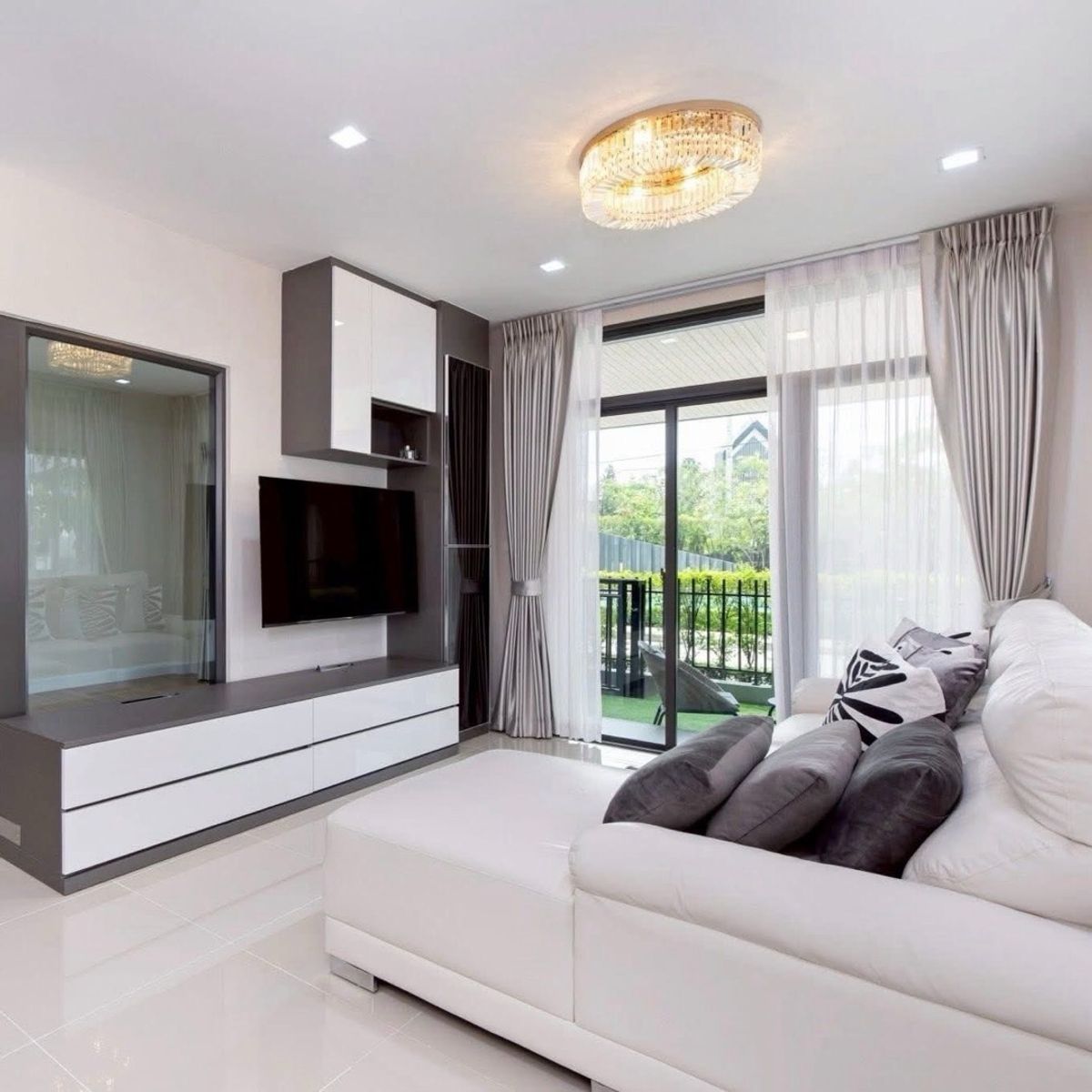 For RentHouseMin Buri, Romklao : The most worthwhile rental house of the Venue Rama 9 project after the special corner is like at home every day. The area is 50.5 sq.w. | Using 213 sq.m. Rowen house style | 4 bedrooms | 3 bathrooms | Parking 2 cars