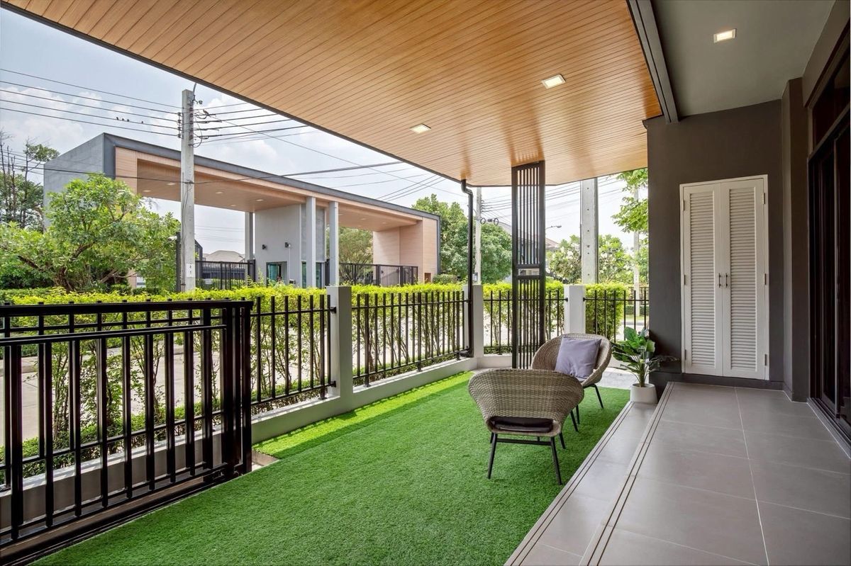 For RentHouseMin Buri, Romklao : The most worthwhile rental house of the Venue Rama 9 project after the special corner is like at home every day. The area is 50.5 sq.w. | Using 213 sq.m. Rowen house style | 4 bedrooms | 3 bathrooms | Parking 2 cars