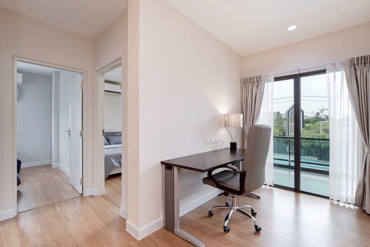 For RentHouseMin Buri, Romklao : The most worthwhile rental house of the Venue Rama 9 project after the special corner is like at home every day. The area is 50.5 sq.w. | Using 213 sq.m. Rowen house style | 4 bedrooms | 3 bathrooms | Parking 2 cars