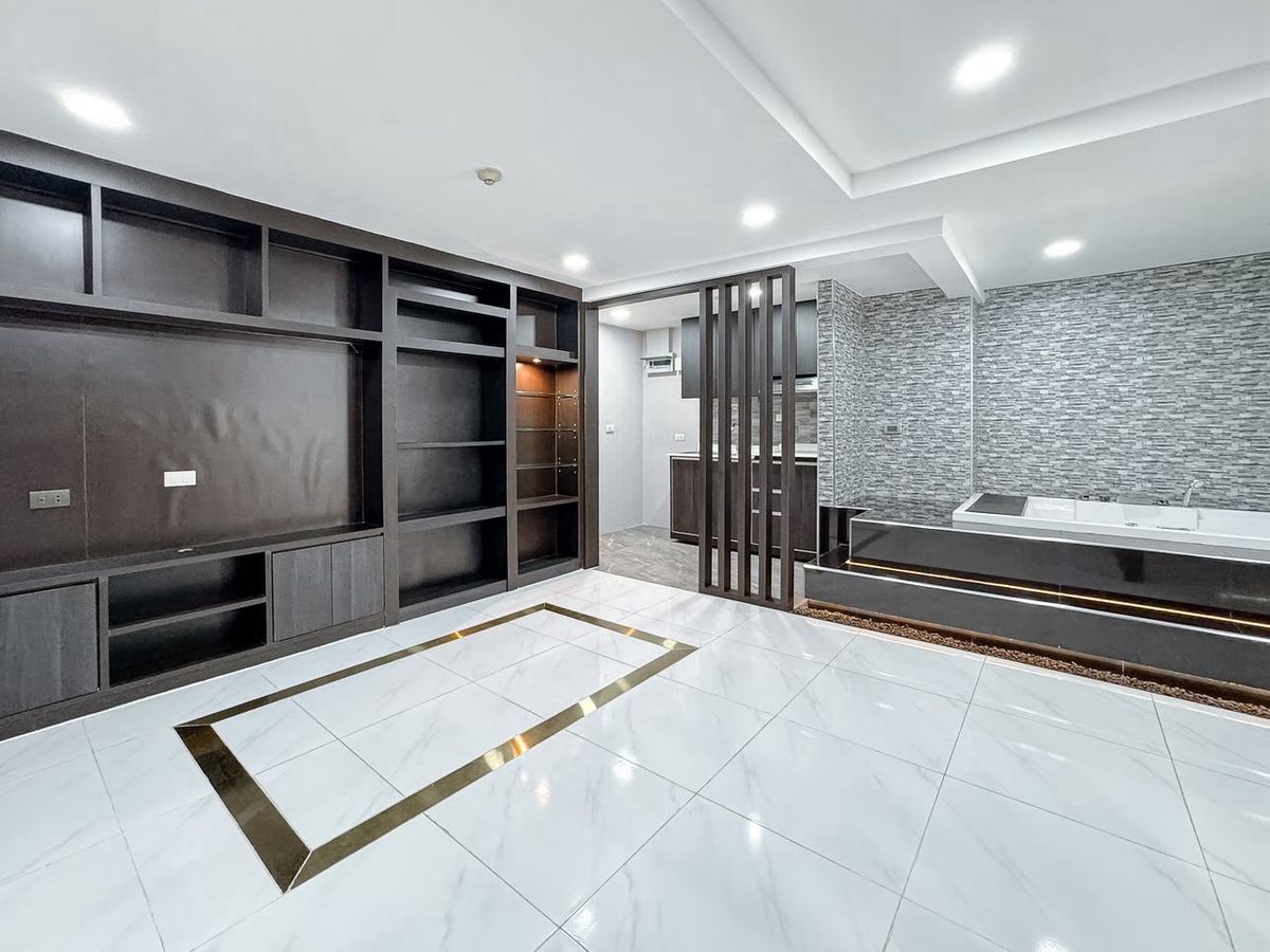 For SaleCondoRatchadapisek, Huaikwang, Suttisan : Special price !!! The Kris Ratchada 17 Size 45.58 SQ.M, only 2.99 MB, near MRT Sutthisan