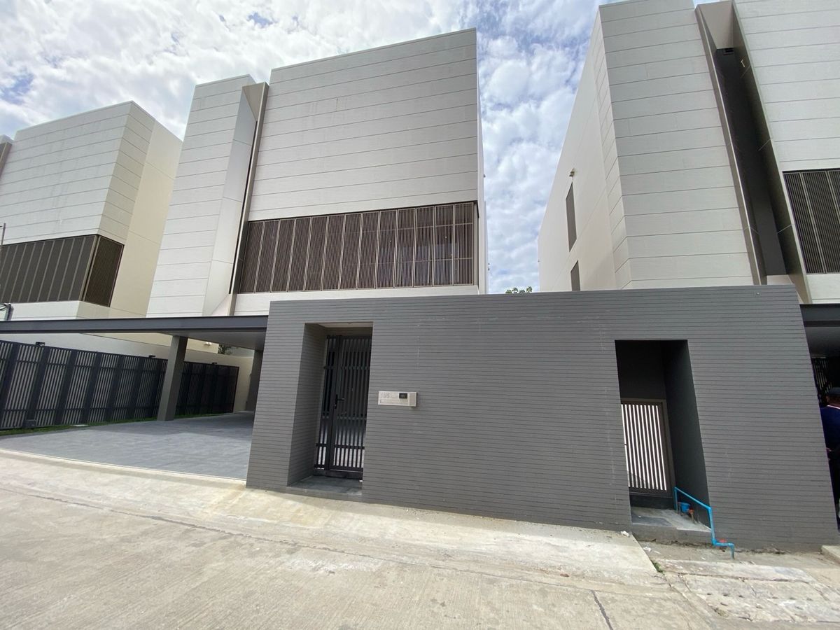 For SaleHouseKaset Nawamin,Ladplakao : 📍 3 -story house for sale, Providence Lane Kaset Nawamin, size 561 SQ.M 4 Bed 5 Bath, only 38 MB !!