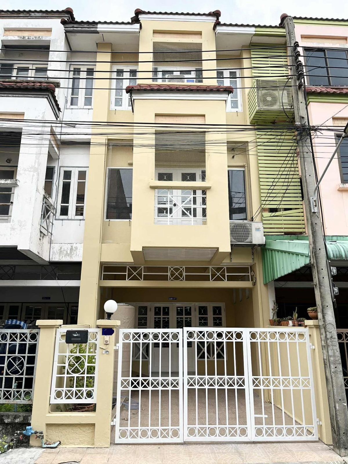 ให้เช่าทาวน์โฮมเลียบทางด่วนรามอินทรา : 𝐅𝐎𝐑 𝐑𝐄𝐍𝐓 - ทาวน์โฮม 3 ชั้น (เลียบทางด่วนรามอินทรา) เข้าเอกมัยเพียง 15 นาที ใกล้รถไฟฟ้าสายสีชมพูสถานีวัชรพลและสถานีมัยลาภ ใกลื โรงเรียนนานาชาติกีรพัฒน์(KPIS) 