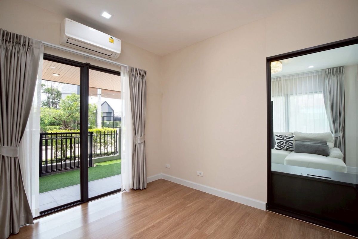 For RentHouseMin Buri, Romklao : The most worthwhile rental house of the Venue Rama 9 project after the special corner is like at home every day. The area is 50.5 sq.w. | Using 213 sq.m. Rowen house style | 4 bedrooms | 3 bathrooms | Parking 2 cars