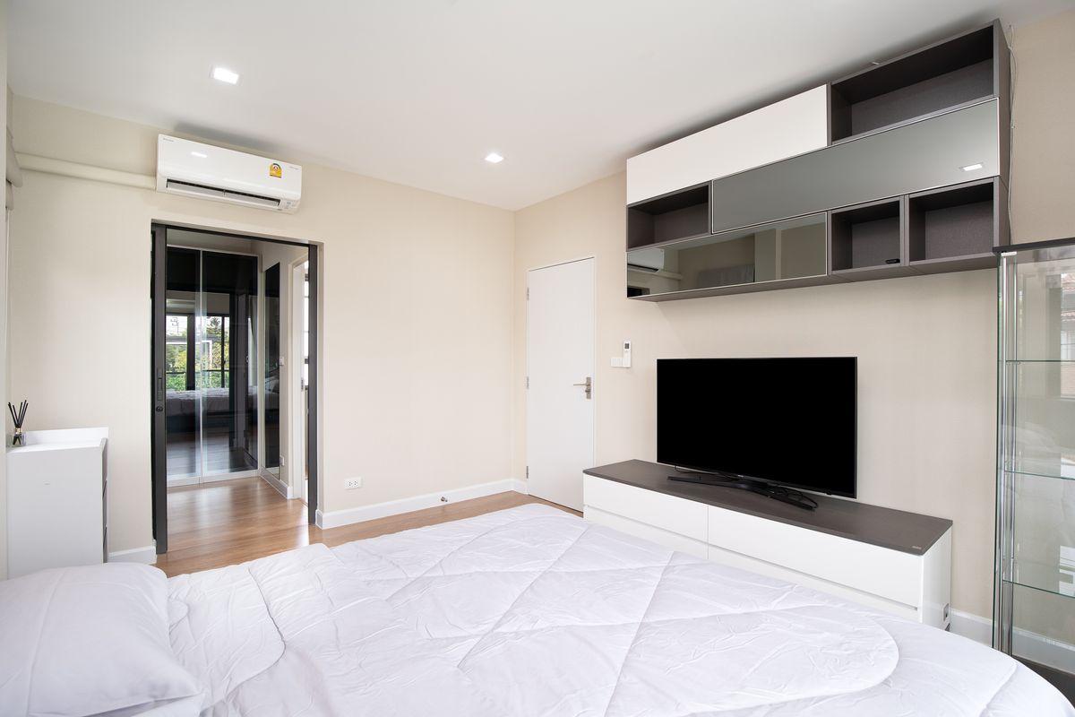 For RentHouseMin Buri, Romklao : For Rent Single House at Venue Rama 9 Corner unit, pool view with fully furnished and ready to move in.