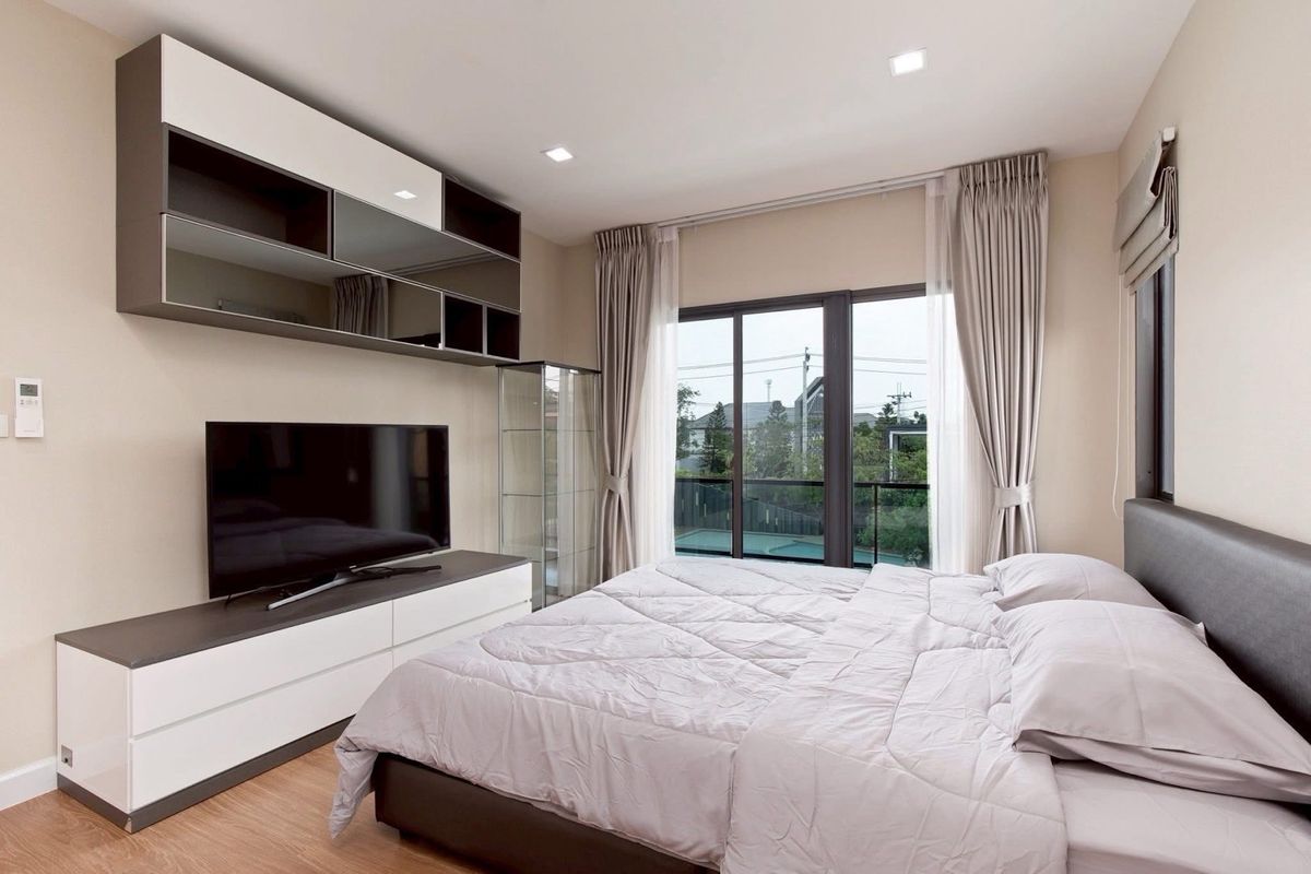 For RentHouseMin Buri, Romklao : The most worthwhile rental house of the Venue Rama 9 project after the special corner is like at home every day. The area is 50.5 sq.w. | Using 213 sq.m. Rowen house style | 4 bedrooms | 3 bathrooms | Parking 2 cars