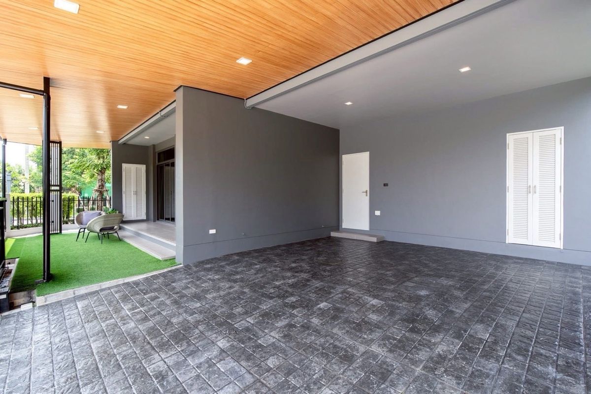 For RentHouseMin Buri, Romklao : The most worthwhile rental house of the Venue Rama 9 project after the special corner is like at home every day. The area is 50.5 sq.w. | Using 213 sq.m. Rowen house style | 4 bedrooms | 3 bathrooms | Parking 2 cars