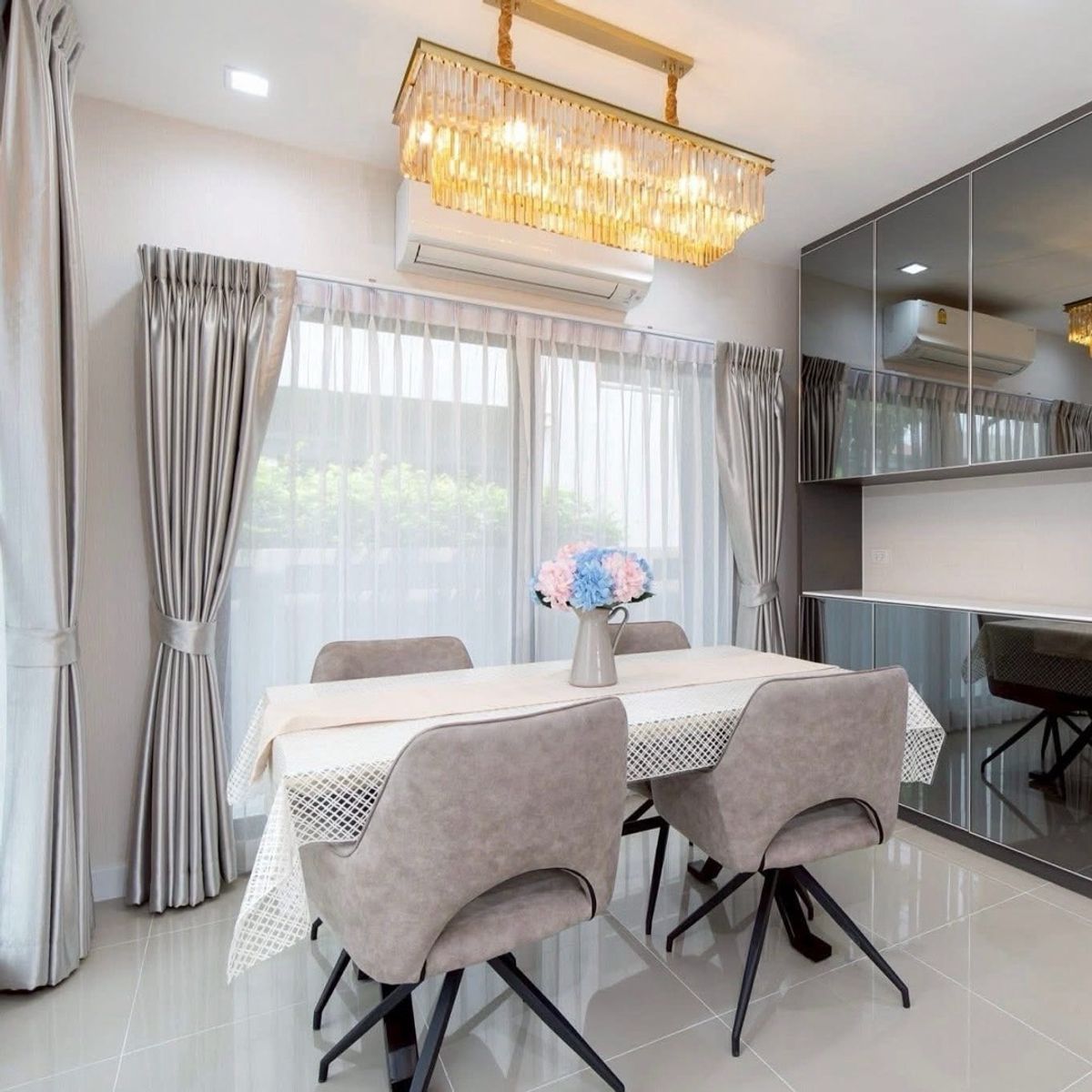 For RentHouseMin Buri, Romklao : The most worthwhile rental house of the Venue Rama 9 project after the special corner is like at home every day. The area is 50.5 sq.w. | Using 213 sq.m. Rowen house style | 4 bedrooms | 3 bathrooms | Parking 2 cars