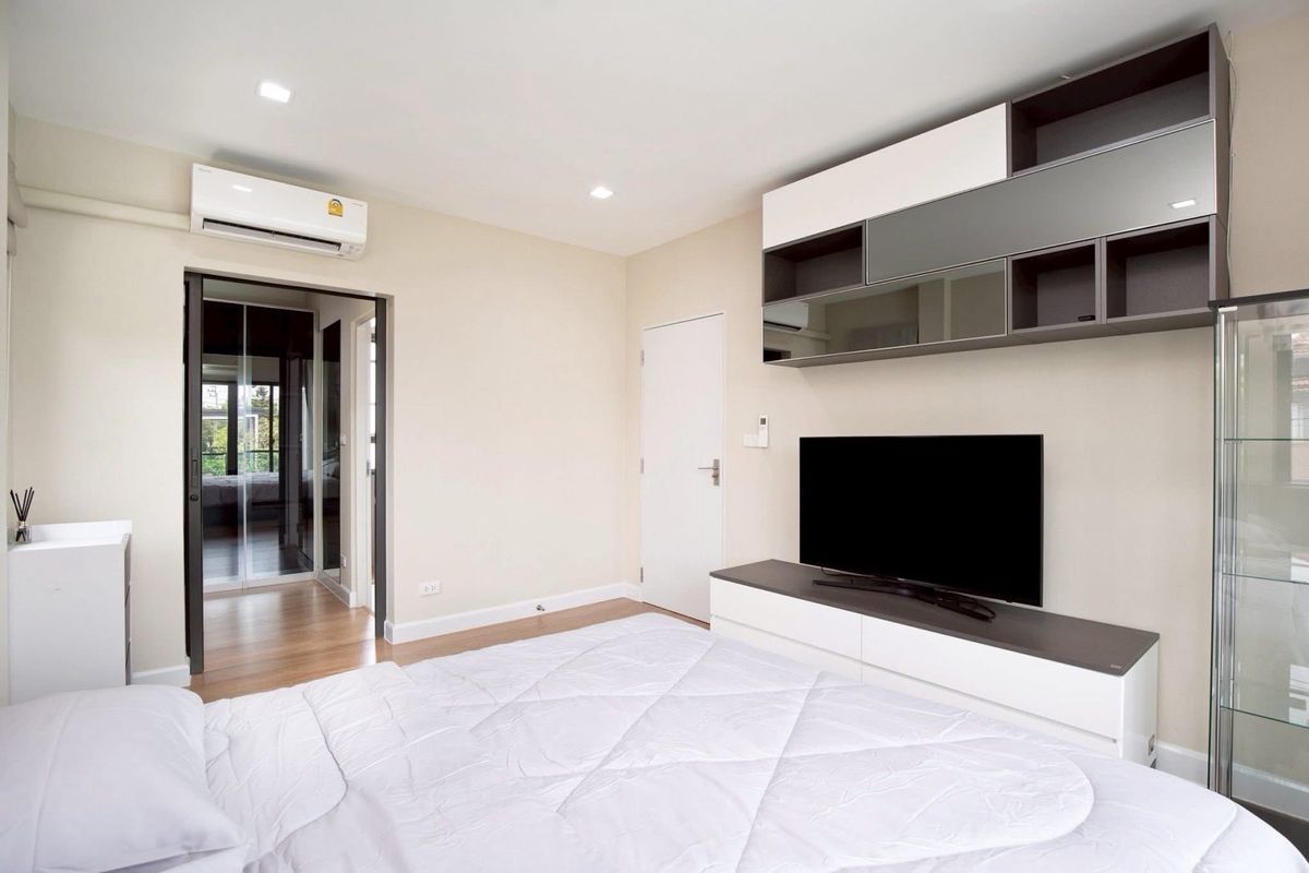 For RentHouseMin Buri, Romklao : The most worthwhile rental house of the Venue Rama 9 project after the special corner is like at home every day. The area is 50.5 sq.w. | Using 213 sq.m. Rowen house style | 4 bedrooms | 3 bathrooms | Parking 2 cars