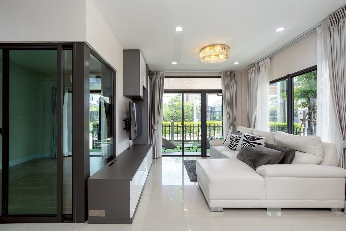 For RentHouseMin Buri, Romklao : The most worthwhile rental house of the Venue Rama 9 project after the special corner is like at home every day. The area is 50.5 sq.w. | Using 213 sq.m. Rowen house style | 4 bedrooms | 3 bathrooms | Parking 2 cars