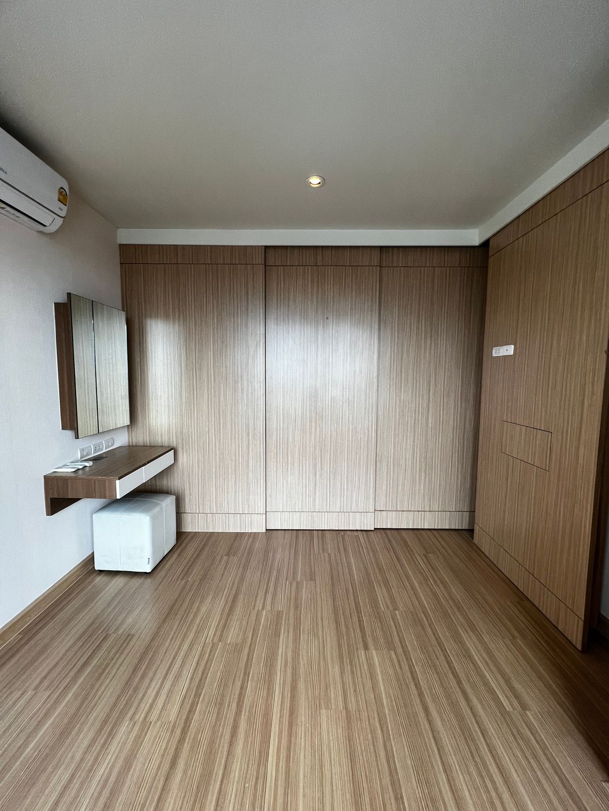 ให้เช่าคอนโดลาดพร้าว101 แฮปปี้แลนด์ : เช่า/ขาย Happy Condo ลาดพร้าว 101 (อนุญาติเลี้ยงสัตว์)   *** ห้องจะว่างสิ้นเดือน กันยายน*** ตึก North ชั้น 6 ขนาด 1 ห้องนอน 1 ห้องน้ำ ขนาด 36.98 ตร.ม. ห้องตกแต่งใหม่ แอร์ 2 ตัว พร้อมชุดครัว พื้นใหม่ วอลเปเปอร์ใหม่ทั้งห้อง ตู้เย็นไมโครเวฟ 