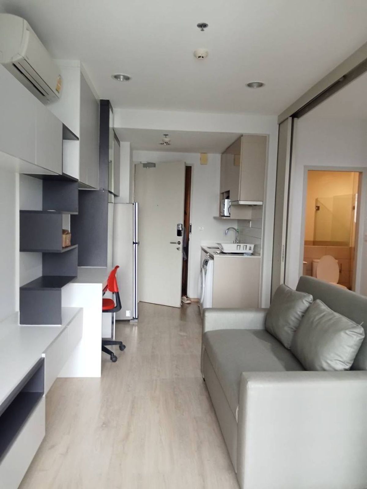 CondoRatchathewi,Phayathai : Ideo Q Ratchathewi【𝐒𝐄𝐋𝐋 & 𝐑𝐄𝐍𝐓】🔥Spacious, airy room with a clean white tone, modern decor, and fully furnished.🔥  Contact Line ID: @hacondo