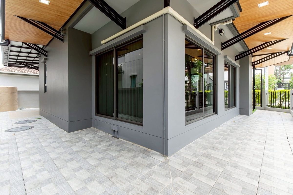 For RentHouseMin Buri, Romklao : The most worthwhile rental house of the Venue Rama 9 project after the special corner is like at home every day. The area is 50.5 sq.w. | Using 213 sq.m. Rowen house style | 4 bedrooms | 3 bathrooms | Parking 2 cars