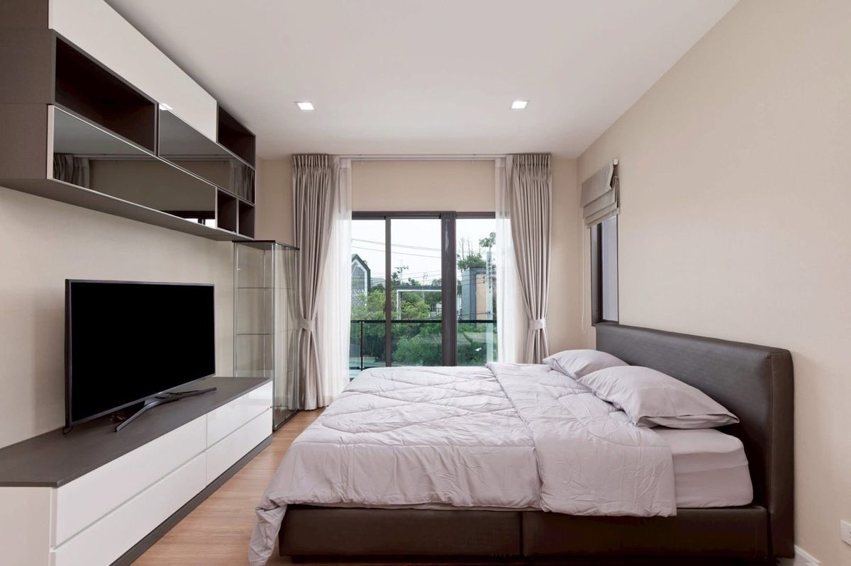 For RentHouseMin Buri, Romklao : The most worthwhile rental house of the Venue Rama 9 project after the special corner is like at home every day. The area is 50.5 sq.w. | Using 213 sq.m. Rowen house style | 4 bedrooms | 3 bathrooms | Parking 2 cars