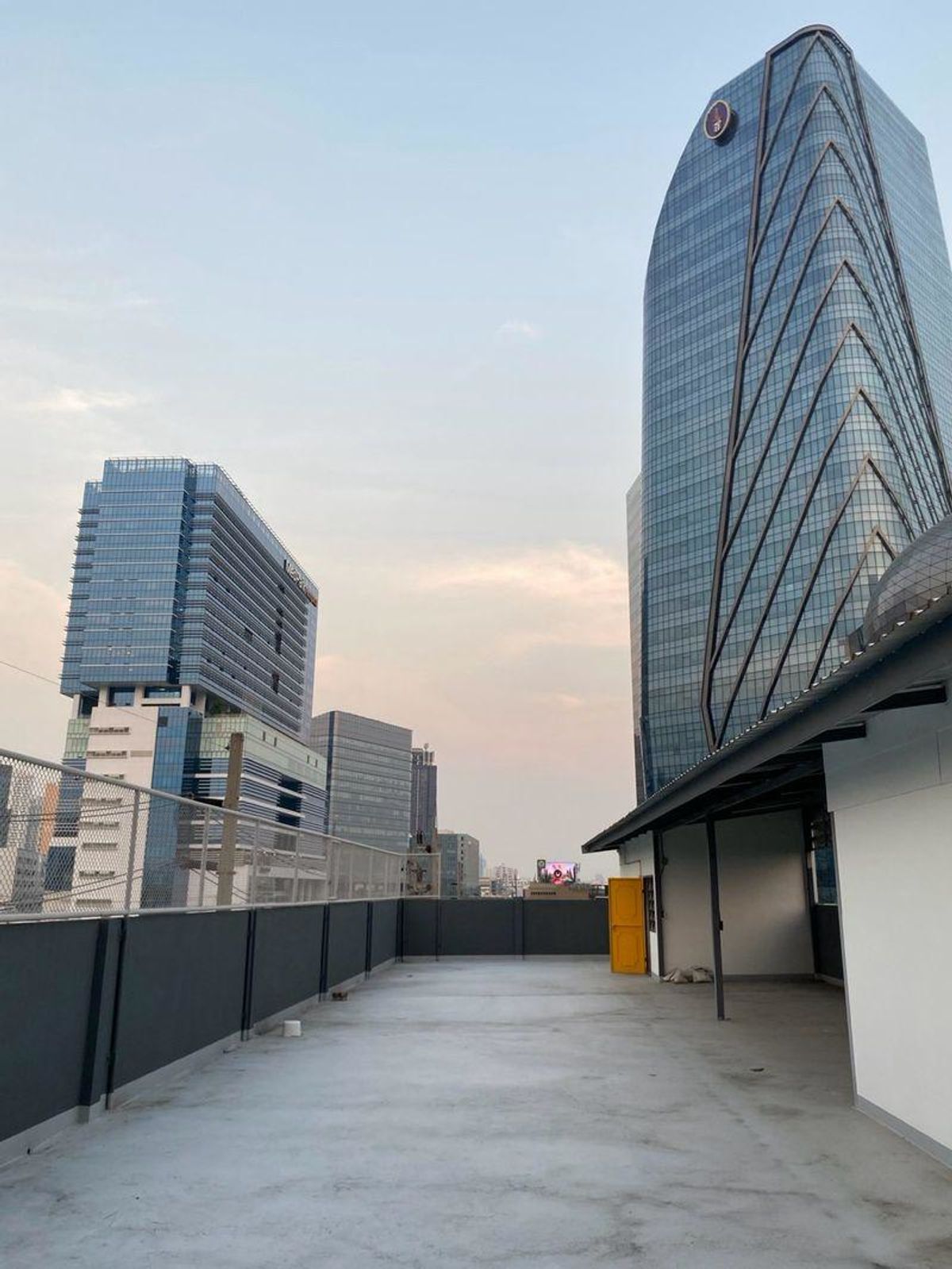 For RentShop HouseKhlongtoei, Kluaynamthai : LTHC13037 - Commercial Building for Rent (Commercial Building for Rental) In Rama4 (Rama 4) Size 1000 SQM. Near MRT KLONG TOY ONLY 430K/Month