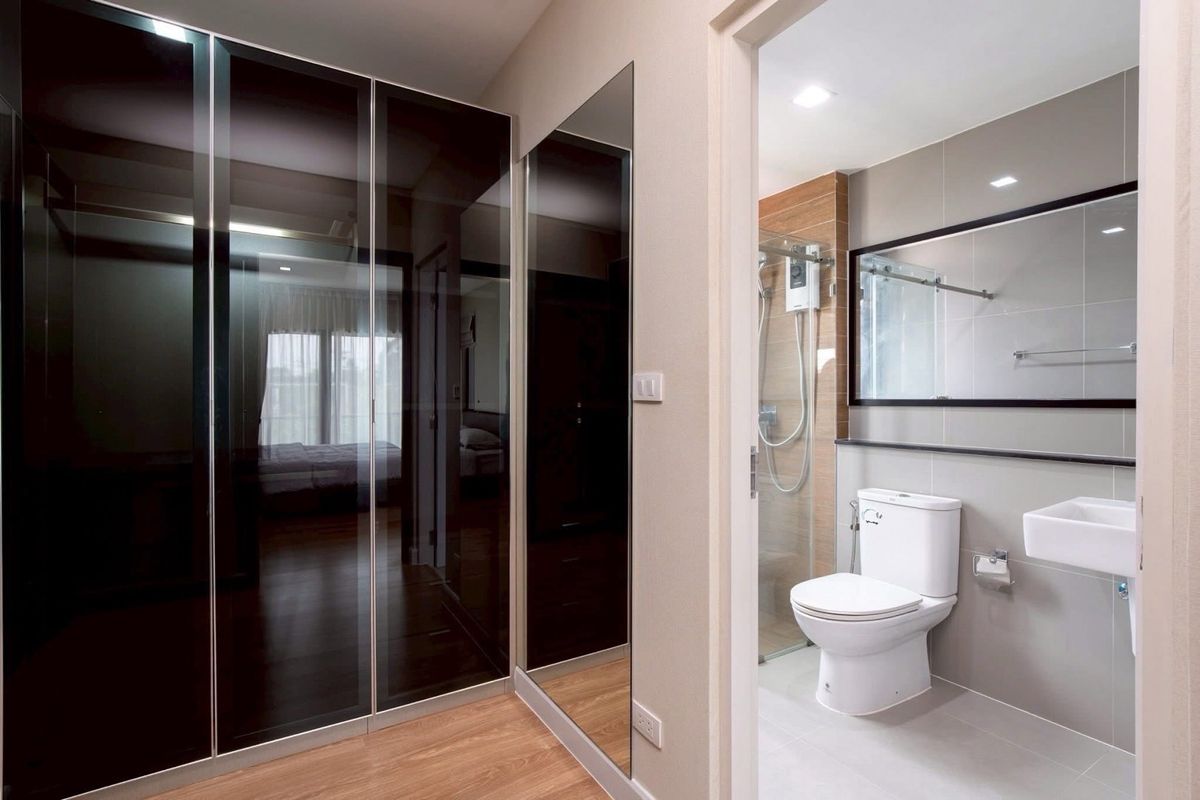 For RentHouseMin Buri, Romklao : The most worthwhile rental house of the Venue Rama 9 project after the special corner is like at home every day. The area is 50.5 sq.w. | Using 213 sq.m. Rowen house style | 4 bedrooms | 3 bathrooms | Parking 2 cars