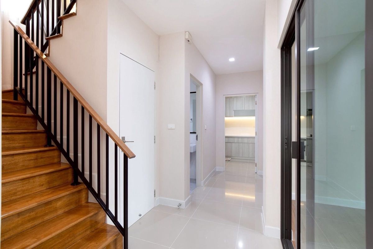 For RentHouseMin Buri, Romklao : The most worthwhile rental house of the Venue Rama 9 project after the special corner is like at home every day. The area is 50.5 sq.w. | Using 213 sq.m. Rowen house style | 4 bedrooms | 3 bathrooms | Parking 2 cars