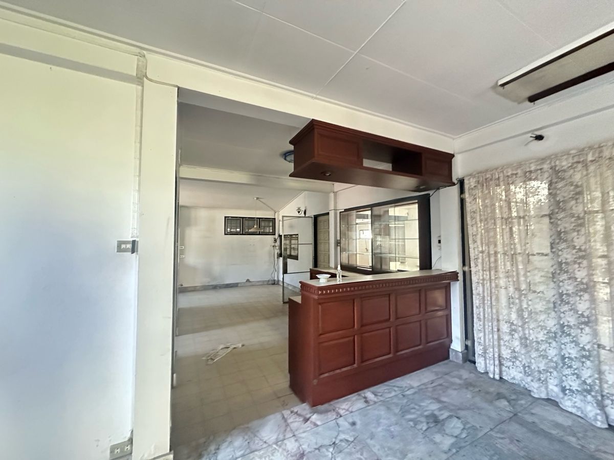 ขายที่ดินรัชดา ห้วยขวาง : ขายที่ดิน ทำเลใจกลางเมือง  ดินแดง ห้วยขวาง สุทธิสาร  ใกล้ ม. หอการค้า และสถานีวิทยุโทรทัศน์ช่อง 11 กรมประชาสัมพันธ์ ทำเลดี เข้าออกได้หลายทาง