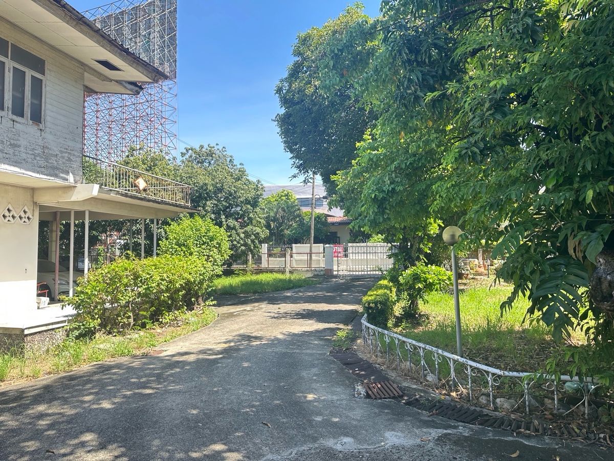 ขายที่ดินรัชดา ห้วยขวาง : ขายที่ดิน ทำเลใจกลางเมือง  ดินแดง ห้วยขวาง สุทธิสาร  ใกล้ ม. หอการค้า และสถานีวิทยุโทรทัศน์ช่อง 11 กรมประชาสัมพันธ์ ทำเลดี เข้าออกได้หลายทาง