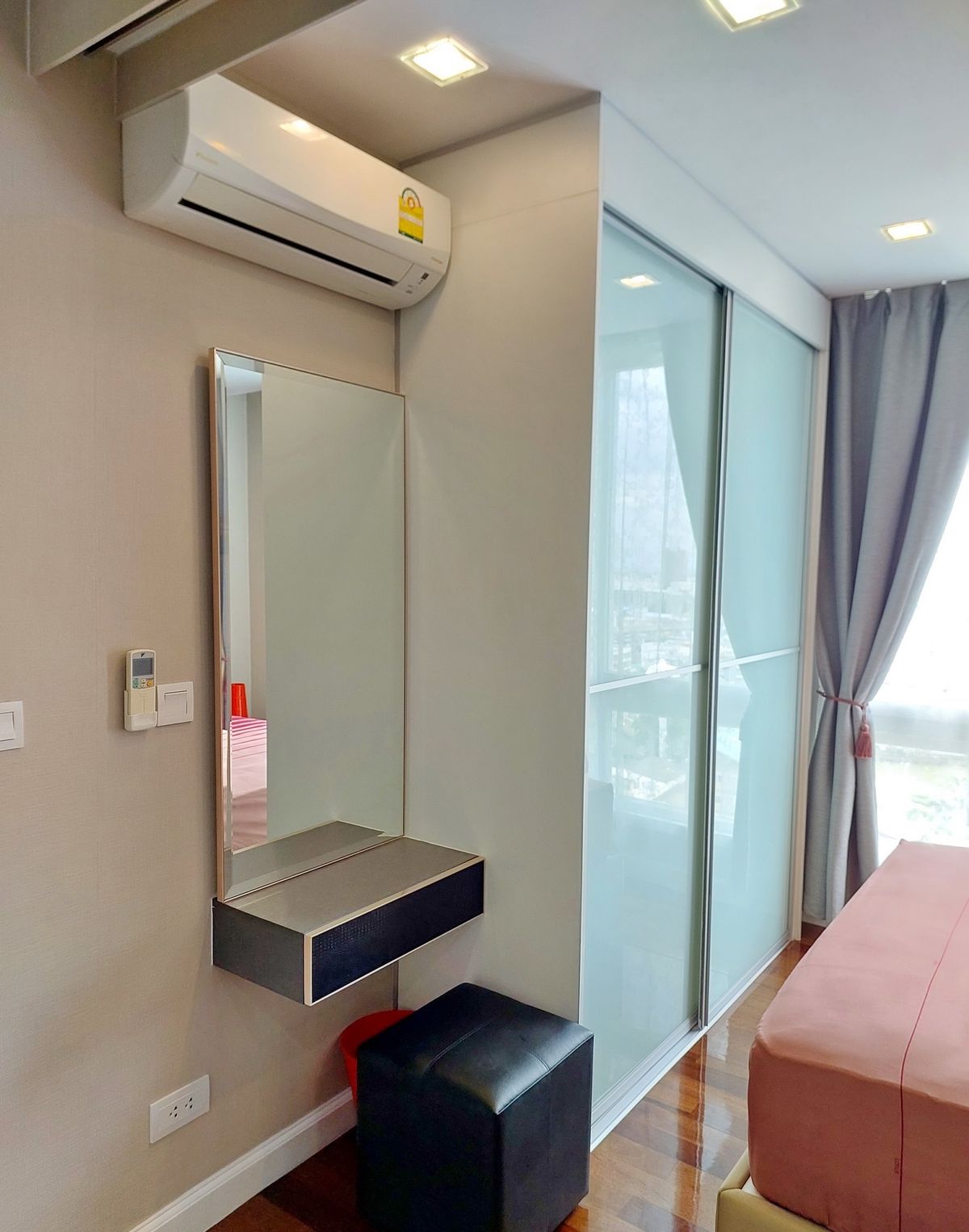 For RentCondoSamut Prakan,Samrong : For rent 📍 The Metropolis Samrong Interchange 📍Convenient transportation, near BTS Samrong, fully furnished and equipped with appliances.