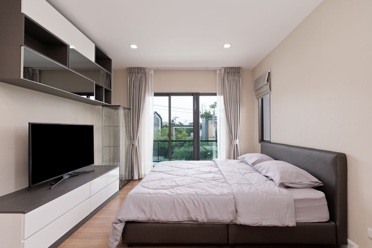 For RentHouseMin Buri, Romklao : For Rent Single House at Venue Rama 9 Corner unit, pool view with fully furnished and ready to move in.