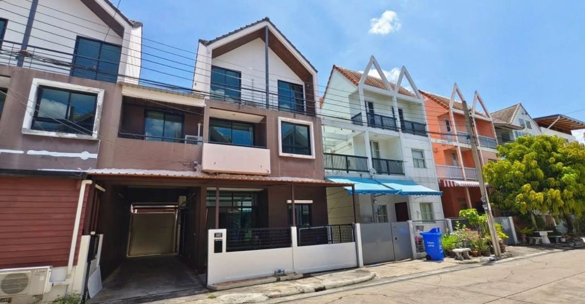 For RentTownhomeChaengwatana, Muangthong : Rent a 3 -story townhome, a new premium golf renovated village, a lot of areas in the heart of Muang Thong Thani, near the expressway and the pink line.