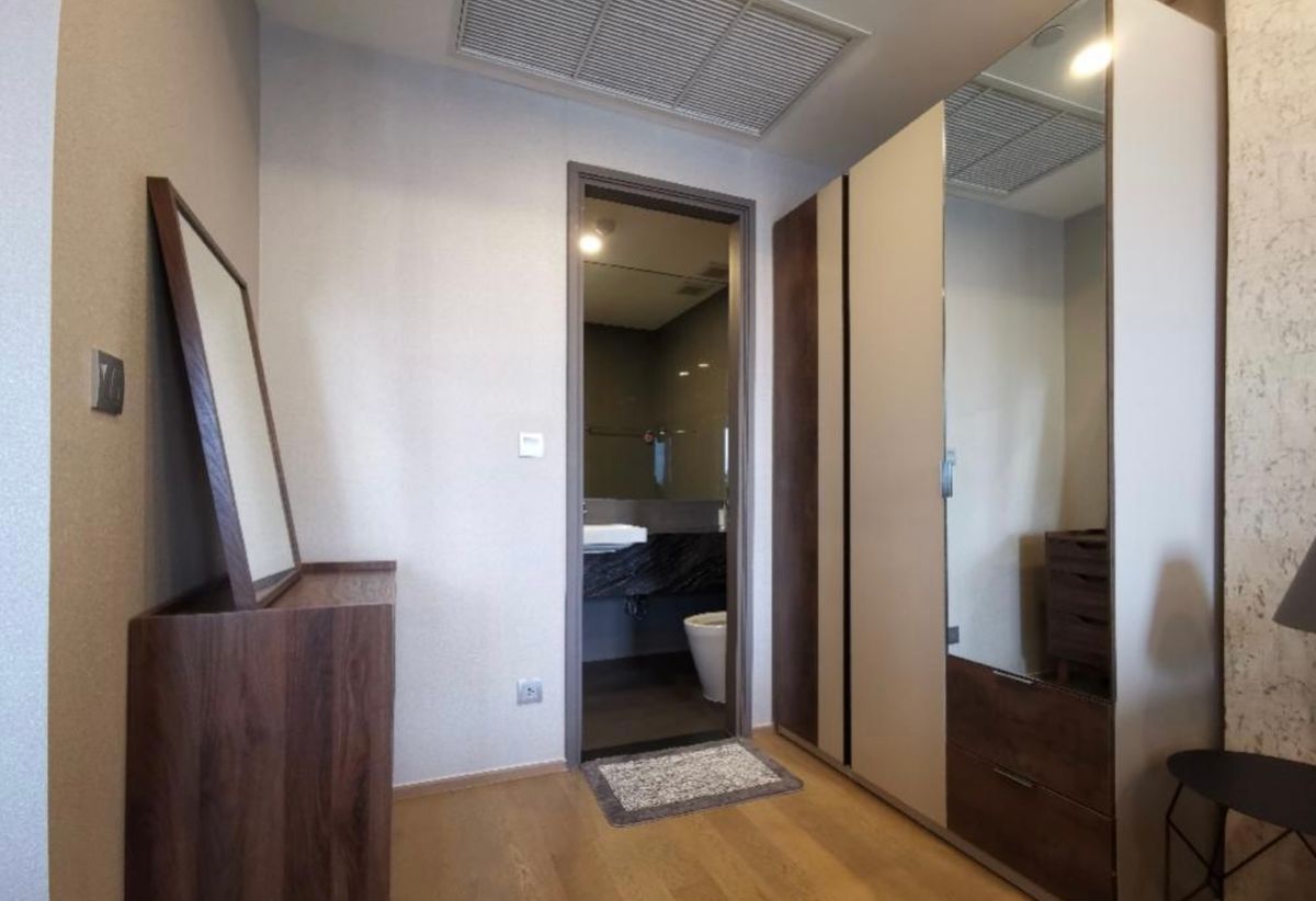 For SaleCondoSiam Paragon ,Chulalongkorn,Samyan : Sell Ashton Chula - Silom, beautiful, good location near MRT Sam Yan. Interested in Atline.@841QLNR