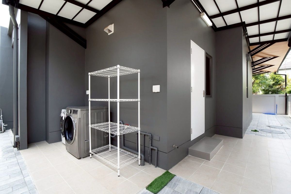 For RentHouseMin Buri, Romklao : The most worthwhile rental house of the Venue Rama 9 project after the special corner is like at home every day. The area is 50.5 sq.w. | Using 213 sq.m. Rowen house style | 4 bedrooms | 3 bathrooms | Parking 2 cars