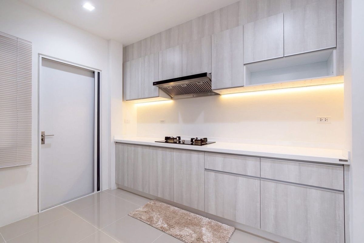 For RentHouseMin Buri, Romklao : The most worthwhile rental house of the Venue Rama 9 project after the special corner is like at home every day. The area is 50.5 sq.w. | Using 213 sq.m. Rowen house style | 4 bedrooms | 3 bathrooms | Parking 2 cars