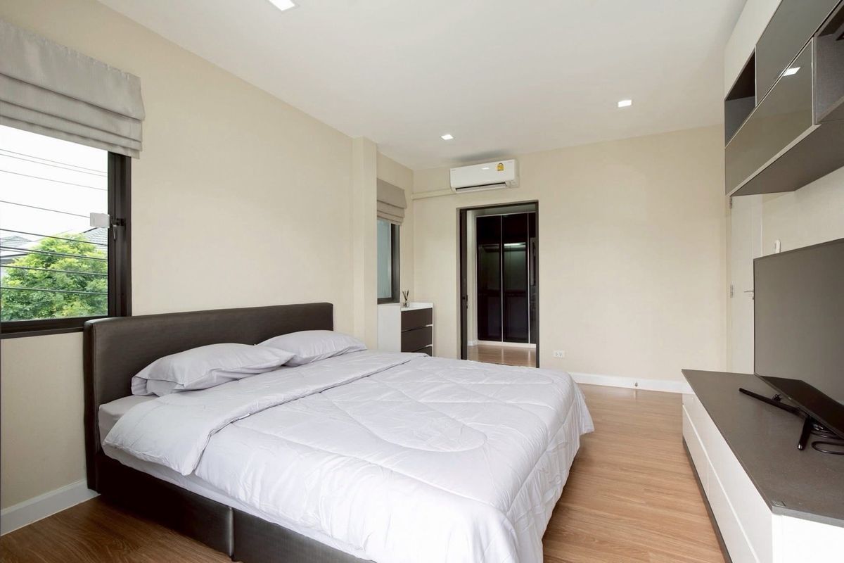 For RentHouseMin Buri, Romklao : The most worthwhile rental house of the Venue Rama 9 project after the special corner is like at home every day. The area is 50.5 sq.w. | Using 213 sq.m. Rowen house style | 4 bedrooms | 3 bathrooms | Parking 2 cars