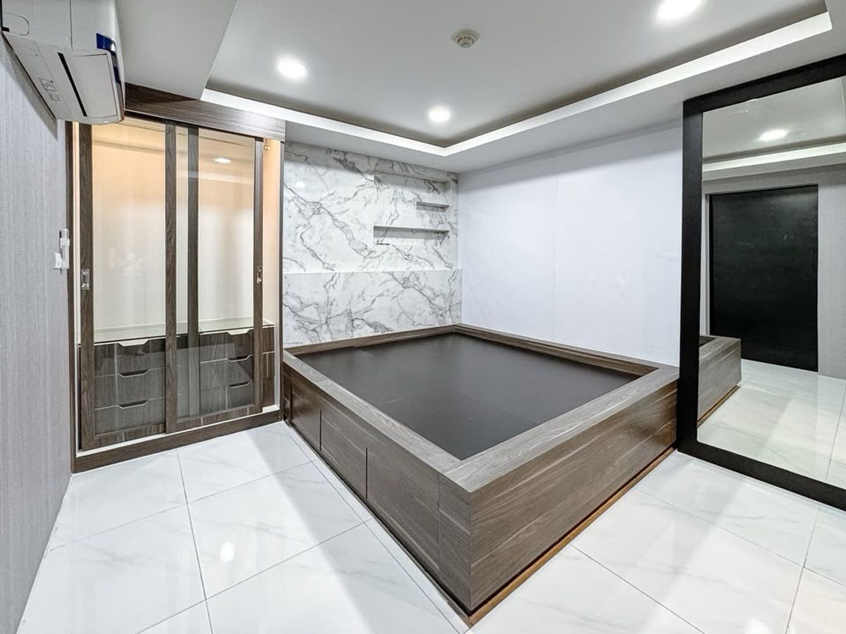 For SaleCondoRatchadapisek, Huaikwang, Suttisan : 𝐇𝐎𝐓 🔥 🔥 The Kris Ratchada 17 Size 45.58 SQ.M 1 Bed 1 Bath only 2.99 MB only !!! Contact 086-795-9997 (Jimmy)