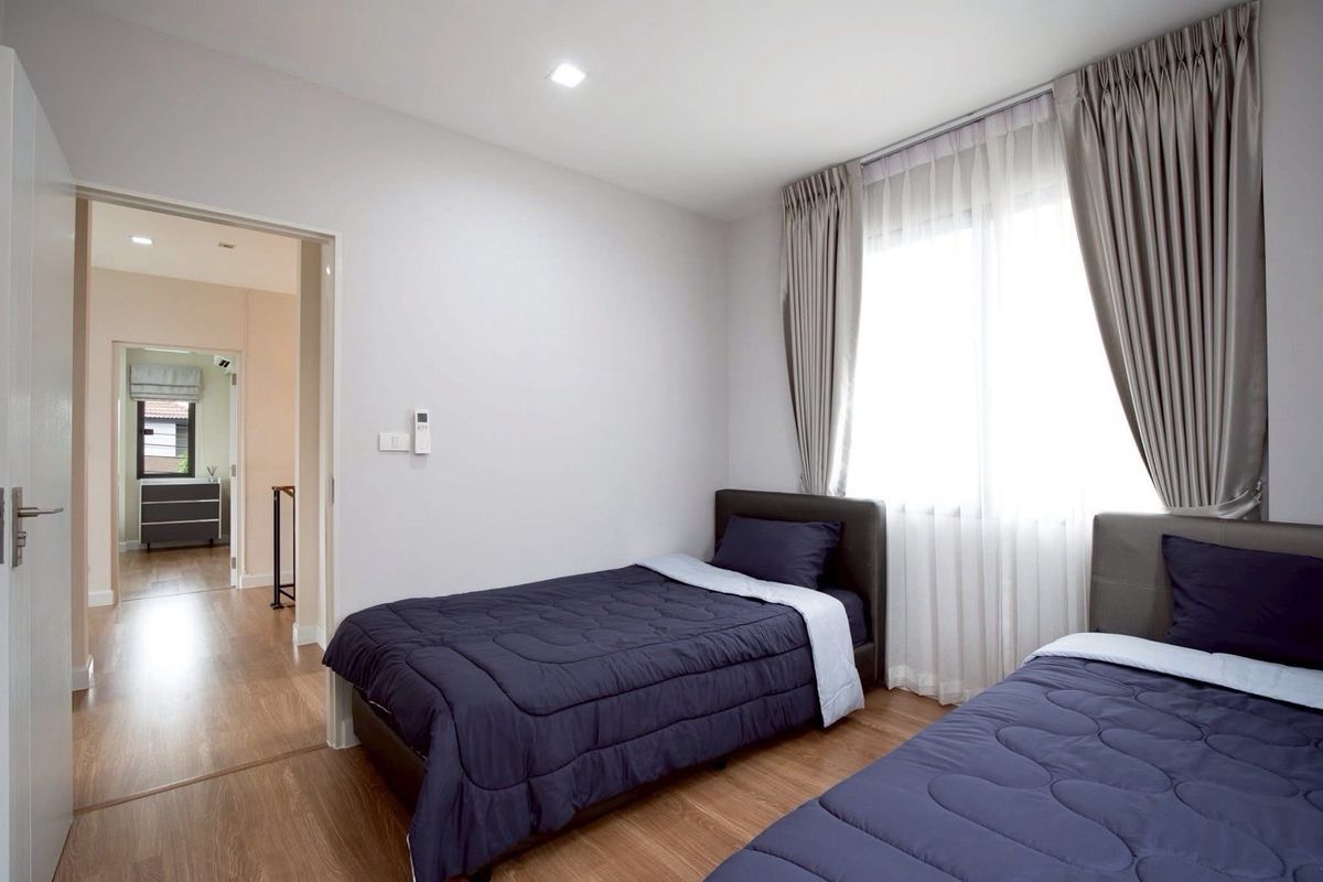 For RentHouseMin Buri, Romklao : The most worthwhile rental house of the Venue Rama 9 project after the special corner is like at home every day. The area is 50.5 sq.w. | Using 213 sq.m. Rowen house style | 4 bedrooms | 3 bathrooms | Parking 2 cars