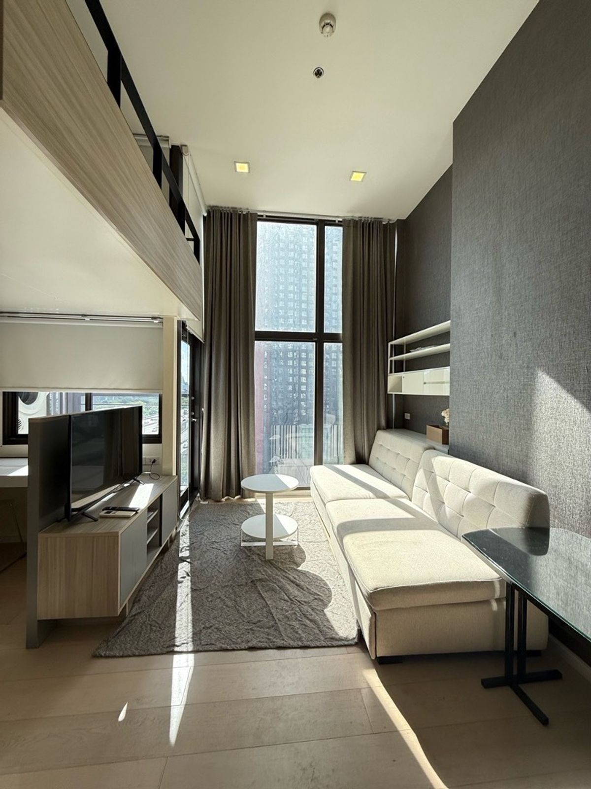 ให้เช่าคอนโดพระราม 9 เพชรบุรีตัดใหม่ RCA : Chewathai Residence Asoke วิวไม่บล็อค เฟอร์ฯ เครื่องใช้ไฟฟ้าครบ ห้องสวย ตรงปก นัดชมด่วนโทร 