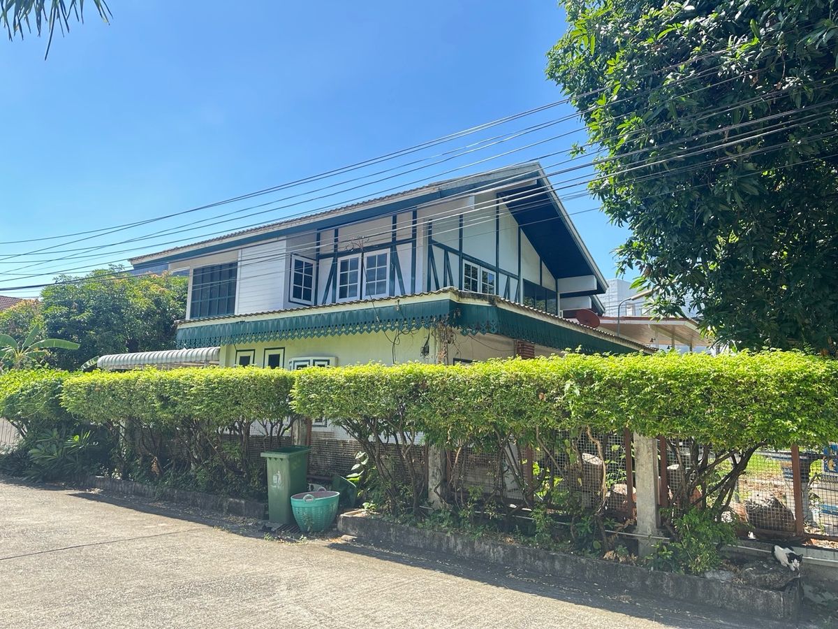 For SaleLandRatchadapisek, Huaikwang, Suttisan : Land for sale in the center of the city of Din Daeng, Huai Khwang Sutthisan, near the University of the Chamber of Commerce and television station Channel 11, the Department of Public Relations