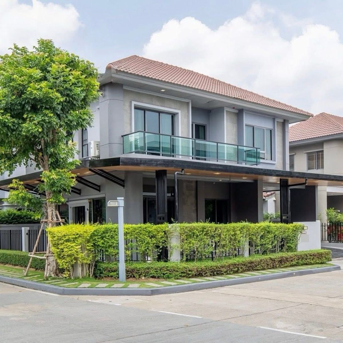 For RentHouseMin Buri, Romklao : The most worthwhile rental house of the Venue Rama 9 project after the special corner is like at home every day. The area is 50.5 sq.w. | Using 213 sq.m. Rowen house style | 4 bedrooms | 3 bathrooms | Parking 2 cars