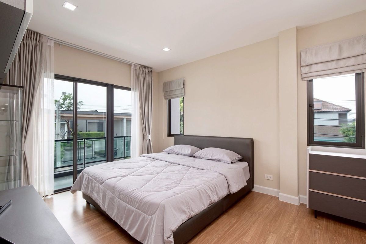 For RentHouseMin Buri, Romklao : The most worthwhile rental house of the Venue Rama 9 project after the special corner is like at home every day. The area is 50.5 sq.w. | Using 213 sq.m. Rowen house style | 4 bedrooms | 3 bathrooms | Parking 2 cars