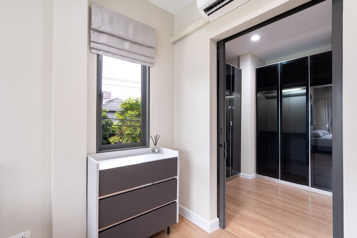 For RentHouseMin Buri, Romklao : For Rent Single House at Venue Rama 9 Corner unit, pool view with fully furnished and ready to move in.