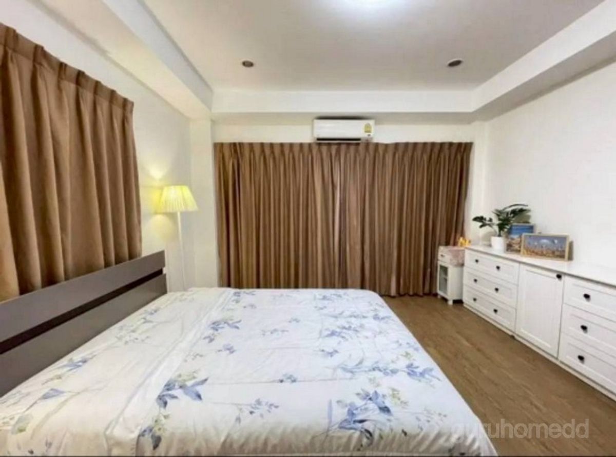 For RentTownhomeRatchadapisek, Huaikwang, Suttisan : Rent 3 -story townhouse with a deck in the heart of Ratchada near MRT Ratchadaphisek 4 bedrooms, 3 bathrooms, full furniture. Ready to move in - GHD000697R
