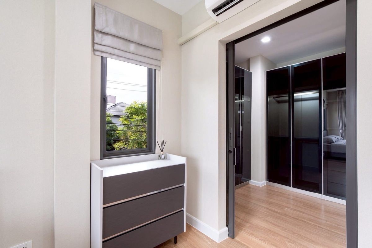 For RentHouseMin Buri, Romklao : The most worthwhile rental house of the Venue Rama 9 project after the special corner is like at home every day. The area is 50.5 sq.w. | Using 213 sq.m. Rowen house style | 4 bedrooms | 3 bathrooms | Parking 2 cars