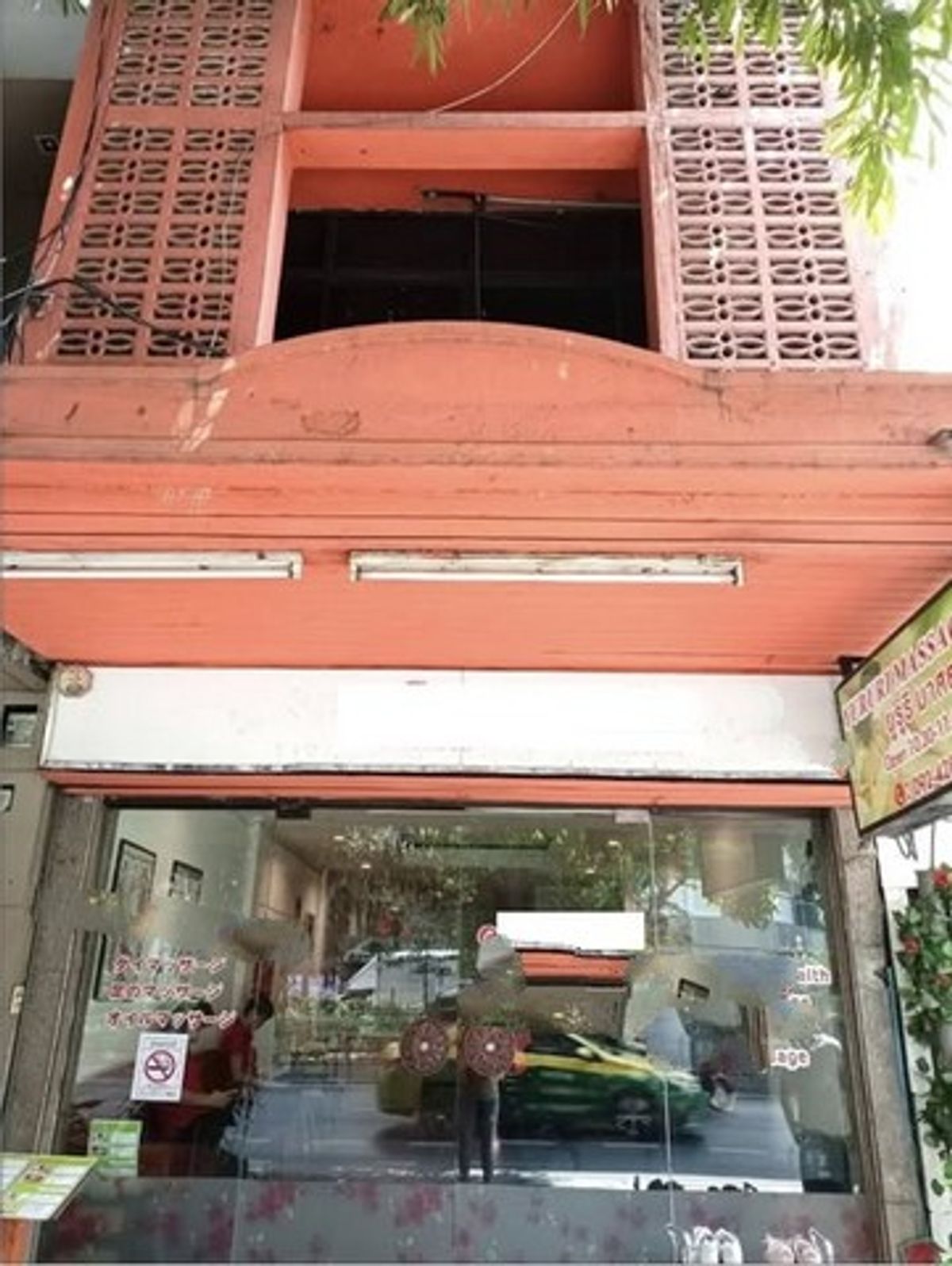 For RentShop HouseSukhumvit, Asoke, Thonglor : HR2780 for rent 3 -story building next to Sukhumvit Road, near EmQuatier, suitable for restaurants, massage shops