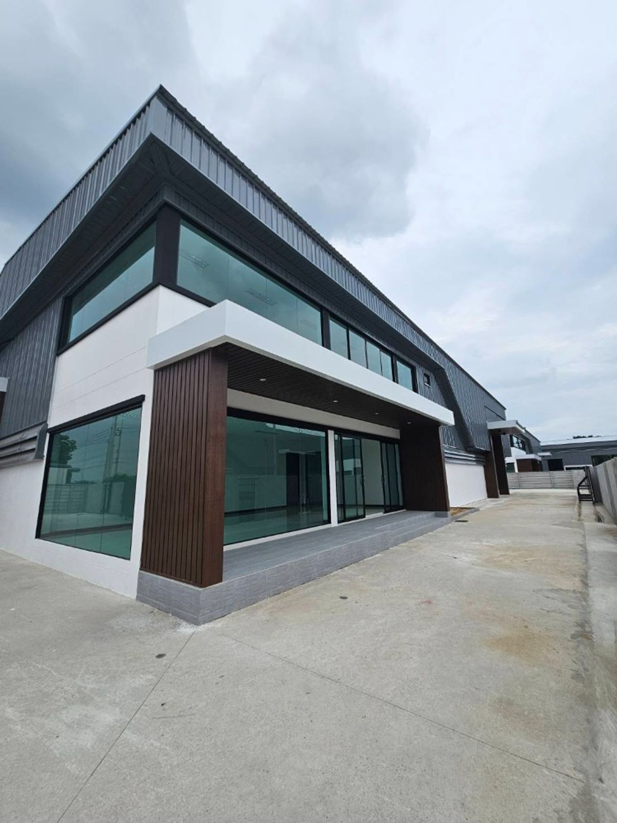 ให้เช่าโรงงานพุทธมณฑล ศาลายา : โรงงานศาลายา โรงงานมีใบอนุญาต ให้เช่าสำนักงานพร้อมโกดัง พื้นที่ 390 ตร.ว. ศาลายา บางเลน มีใบ รง.